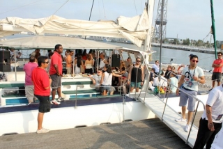 gente embarcando a un barco